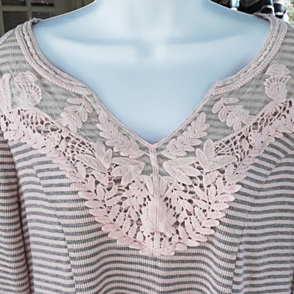 Absolutely Famous Pink Gray Lace Top EUC
